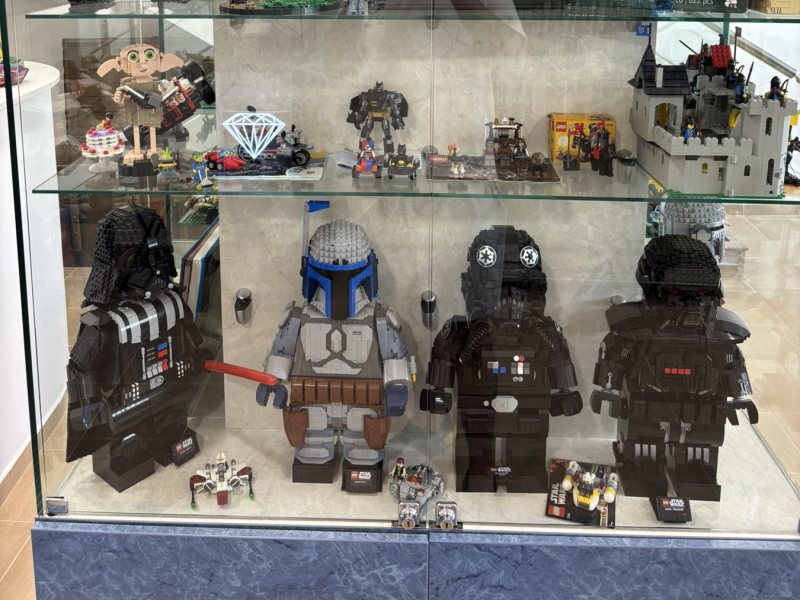 Витрина със сглобени LEGO Star Wars модели и фигури